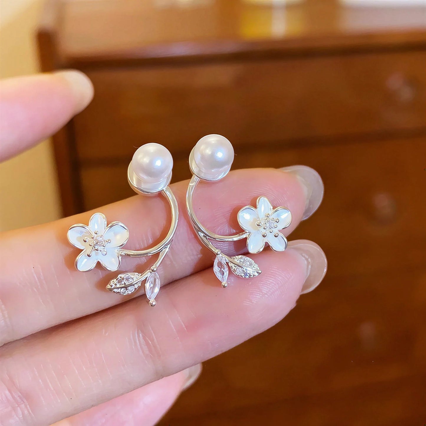 🎀Kolczyki Ethereal Blossom: Srebrne kolczyki z kwiatami i perłami dla kobiet