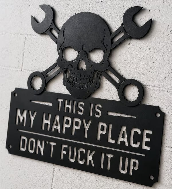 💀🛠️ „To jest moje szczęśliwe miejsce” – metalowy znak ścienny