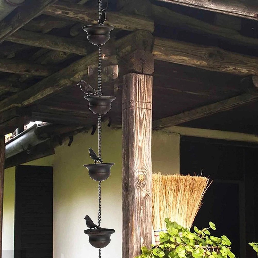 Waar regen kunst ontmoet - Decoratieve regenketting met vogelbad ontwerp